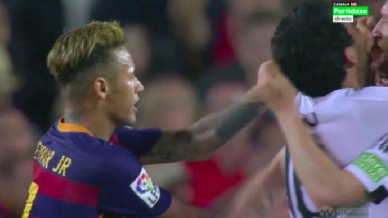 Χτύπησε αντίπαλο και κινδυνεύει με τιμωρία ο Νεϊμάρ Χτύπησε αντίπαλο και κινδυνεύει με τιμωρία ο Νεϊμάρ