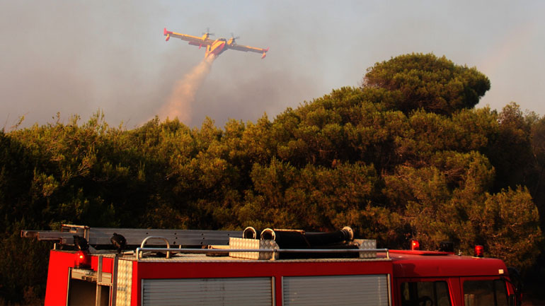 Υπό μερικό έλεγχο η φωτιά στα Δερβενάκια