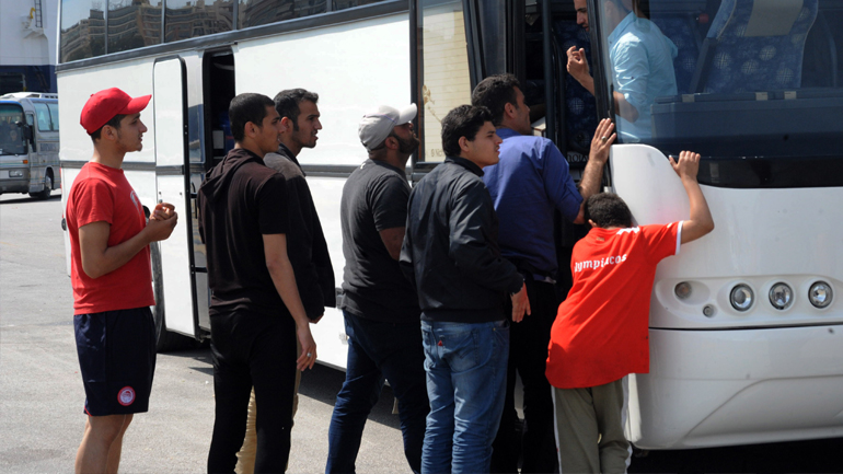 Συνεχίζεται η μεταφορά προσφύγων στον Σκαραμαγκά