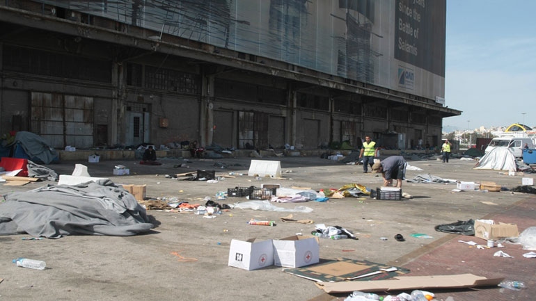 Πειραιάς: Απομακρύνθηκαν οι πρόσφυγες από την πύλη Ε2