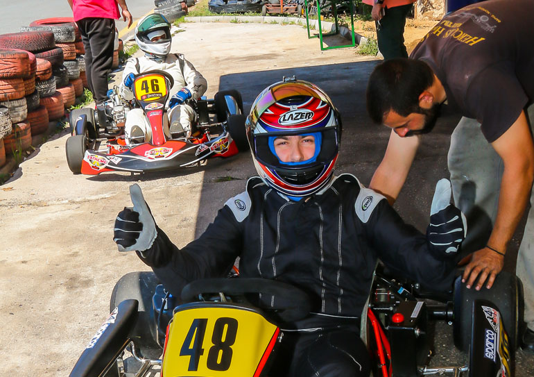 Φοράς κράνος και φόρμα και ετοιμάζεσαι για να γράψεις γύρους και φυσικλα να περάσεις όμορφα με πολλά γκάζια...