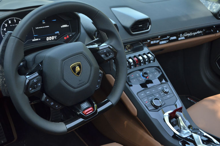 Cockpit... αυτοκινήτου. Για την ακρίβεια καθαρόαιμου super car!