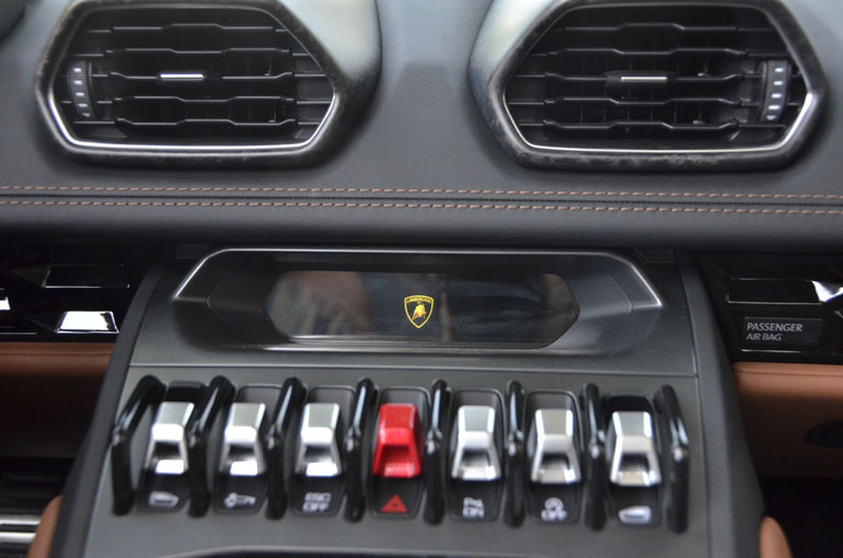 Παντού κουμπιά... Στην οθόνη πάνω από αυτά, όταν δεν εμφανίζεται το σήμα της 'Lambo' εμφανίζονται πληροφορίες για το αυτοκίνητο (πίεση - θερμοκρασία λαδιού και μπαταρία)