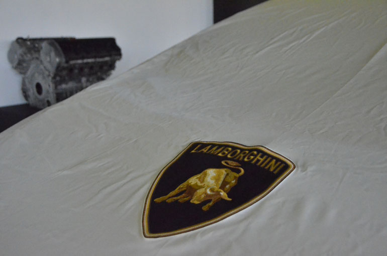 Κάτω από αυτή την κουκούλα και με φόντο έναν... κινητήρα Lamborghini βρίσκεται μία εντυπωσιακή Huracan Spyder
