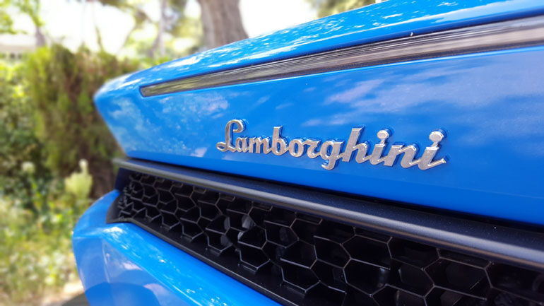 Το συγκεκριμένο χρώμα που λανσάρει η Lamborghini θυμιζει έντονα το μπλε της Bugatti..