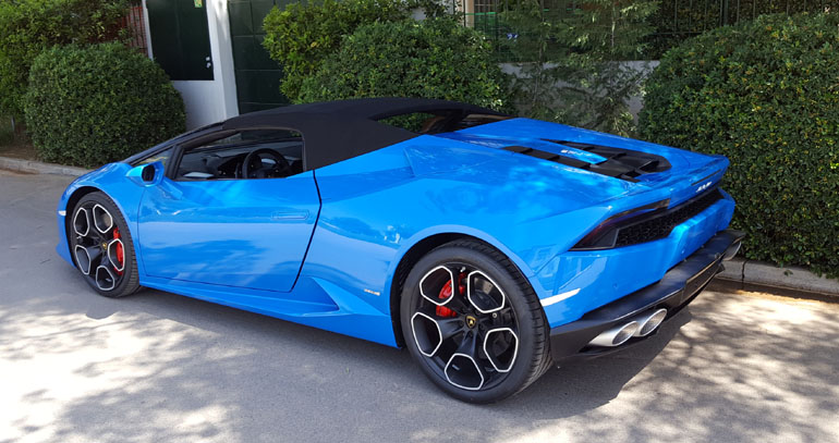 Είτε με κλειστή είτε με ανοιχτή οροφή η ομορφιά δεν αλλάζει...