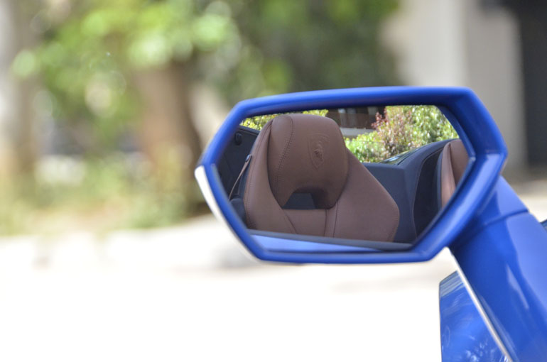 Το λογότυπο της Lamborghini ραμμένο στα καθίσματα...