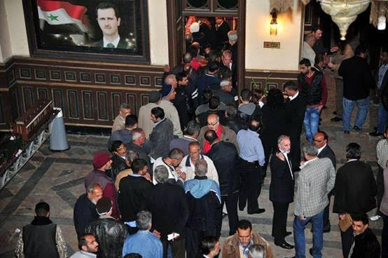 Η προσέλευση ήταν τόσο μεγάλη, ώστε πολλά εκλογικά κέντρα παρέτειναν επί ώρες τη διάρκεια της ψηφοφορίας 