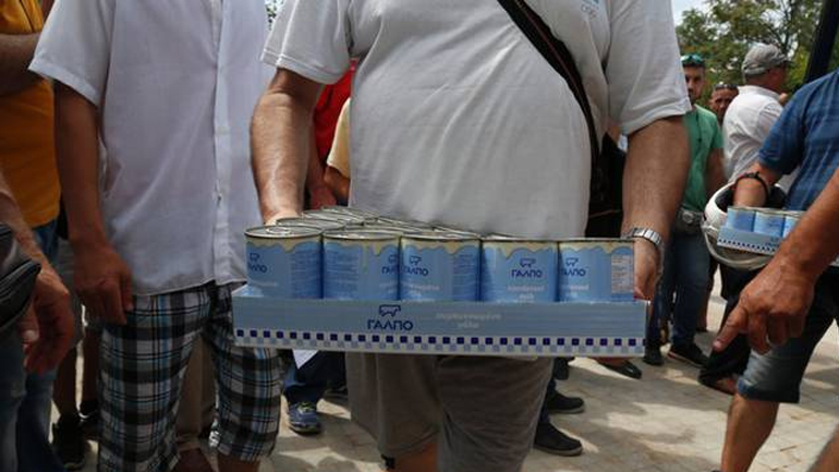 Στο λιμάνι του Πειραιά δύο φορτηγά με τρόφιμα και φάρμακα από τα Χανιά