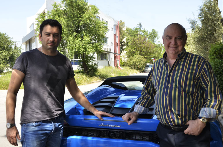 Μαζί με τον πρόεδρο της Trident Cars (εισαγωγικής εταιρείας των αυτοκινήτων Lamborghini) Γιώργο Λυμπεράκη ο οποίος μας έδωσε τη δυνατότητα να φωτογραφήσουμε τη ολοκαίνουργια Huracan Spyder...