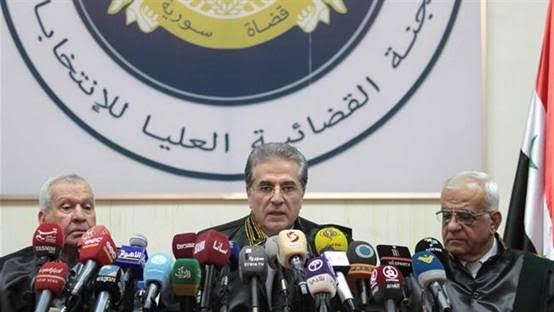 Ο δικαστής πρόεδρος της Εκλογικής Επιτροπής, ανακοινώνει το αποτέλεσμα