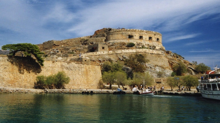 Σπιναλόγκα: Φωτιά και λάβρα οι τιμές για μια επίσκεψη στο νησί