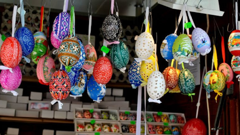 Σήμερα ξεκινά το εορταστικό ωράριο εν όψει Πάσχα