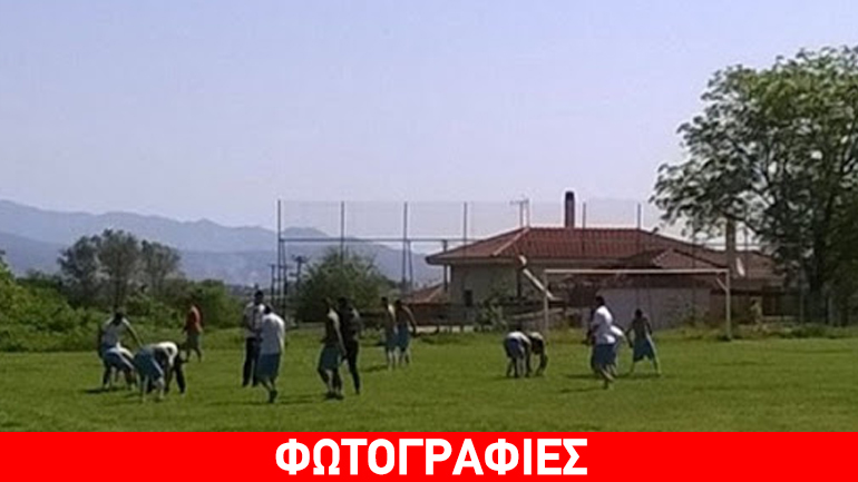 Ποδοσφαιριστές «κούρεψαν» με τα χέρια το χορτάρι γηπέδου