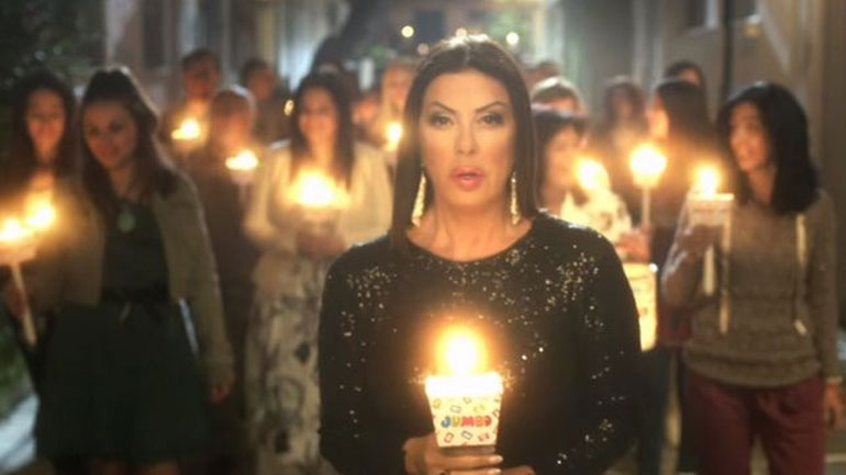 Αποσύρεται η φράση «χτύπα σαν άντρας» από τη διαφήμιση των Jumbo