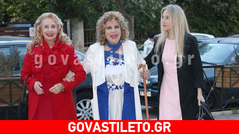 Υποβασταζόμενη και με μπαστούνι περπατά η Δέσποινα Στυλιανοπούλου