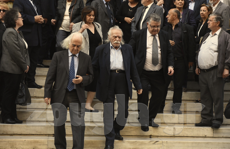 Ο Μανώλης Γλέζος με τον καθηγητή Α. Κοντό