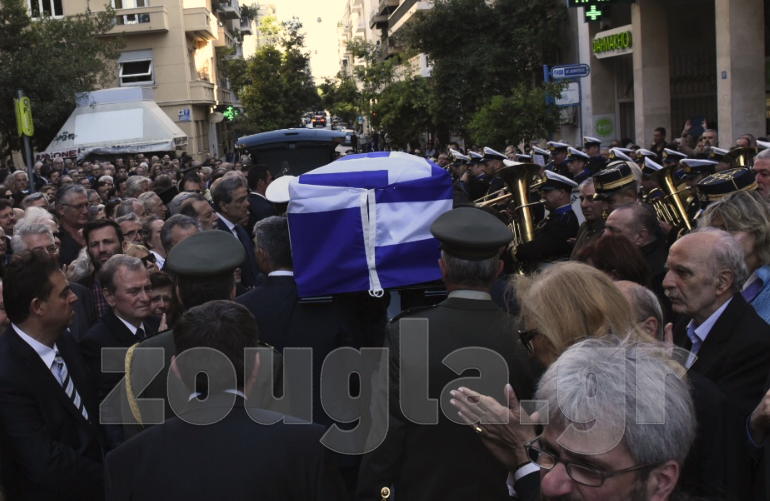 Με την ελληνική σημαία τύλιξαν το φέρετρο
