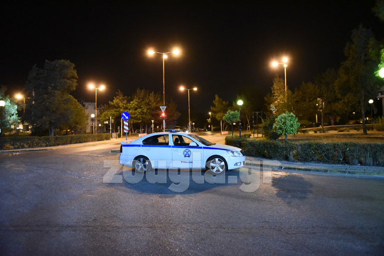Περιπολικό της αστυνομίας έχει αποκλείσει τον δρόμο