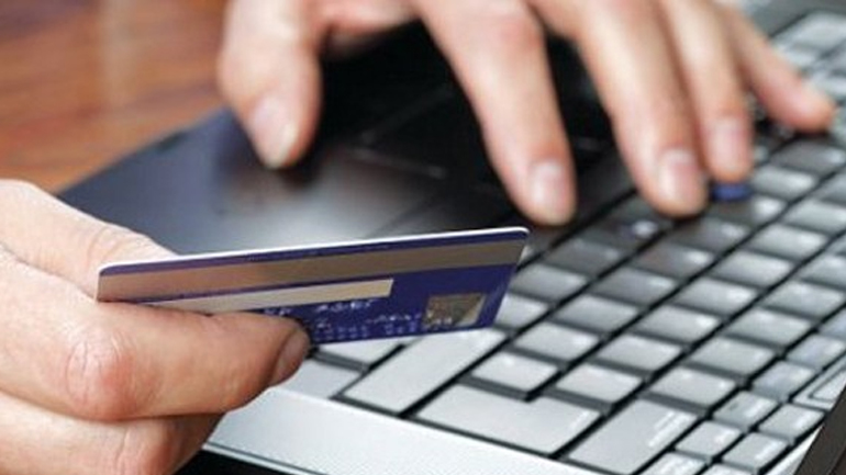 Υπέκλεπταν προσωπικά δεδομένα και χρησιμοποιούσαν πιστωτικές κάρτες-κλώνους