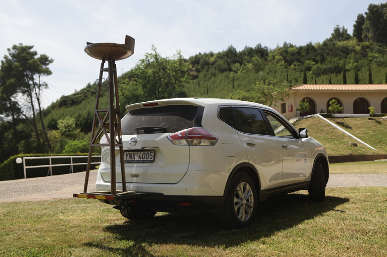 Η ειδική κατασκευή που μεταφέρει την Ολυμπιακή φλόγα έχει προσαρμοστεί στο Nissan X Trail...