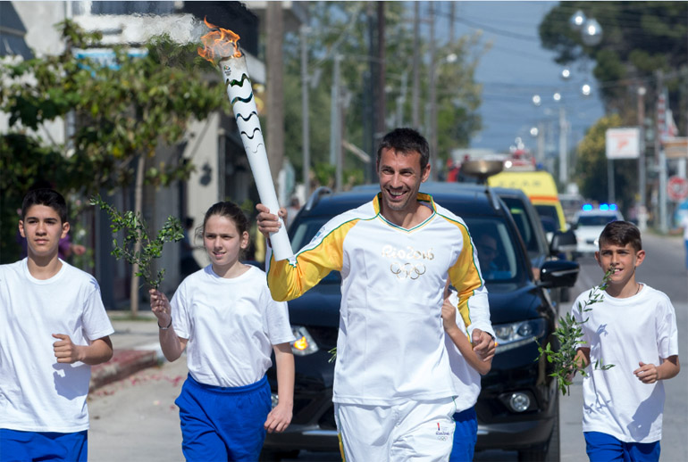 Την Ολυμπιακή φλόγα που ταξιδεύει σε όλη την Ελλάδα συνοδεύουν οχήματα της Nissan... 