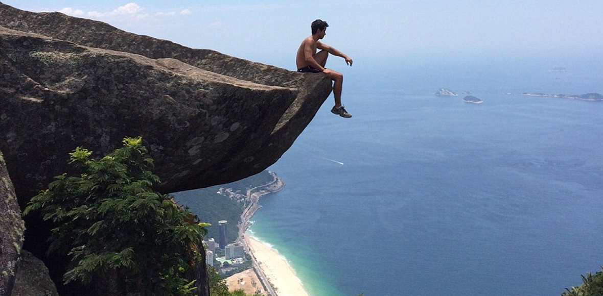 Στο χείλος του “γκρεμού” για… μια selfie