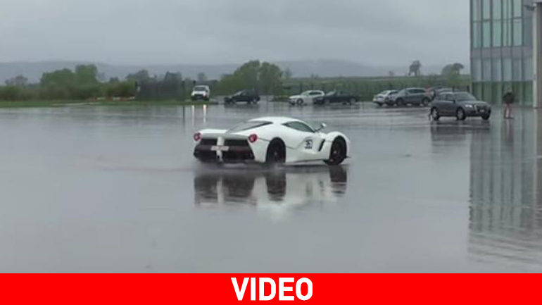 Χορεύοντας στο βρεγμένο με 963 ίππους!