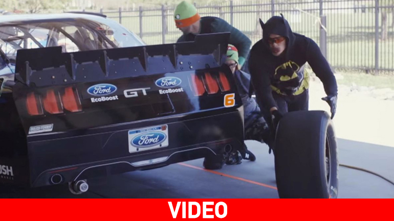 Σούπερ ήρωες κάνουν pit stop σε αγωνιστικό