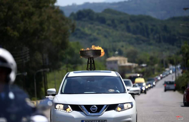 Το Nissan X Trail που μεταφέρει και αυτό την Ολυμπιακή φλόγα...