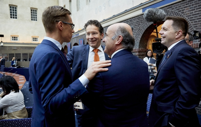 Χαμόγελα και αγκαλιές μεταξύ Ντάισελμπλουμ (Ολλανδία), Αλεξάντερ Στουμπ (Φινλανδία), Πίτερ Καζιμίρ (Σλοβακία) και ντε Γκίντος (Ισπανία)