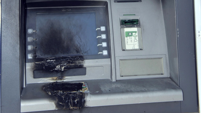 «Λαμπάδιασε» ΑΤΜ στα Χανιά