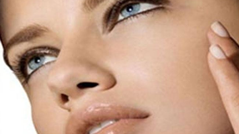 Tα πέντε σημεία στο πρόσωπό σου που δεν βάζεις κονσίλερ (αλλά θα έπρεπε)