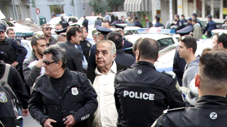 Κάποιος να τον φυλάει…