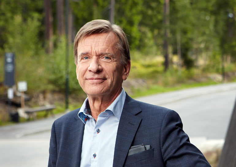 Ο πρόεδρος και CEO της Volvo Cars Χάκαν Σάμουελσον στηρίζει την ηλεκτροκίνηση...