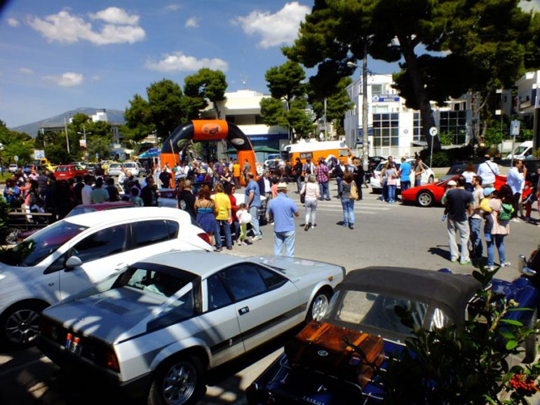 Η εκδήλωση «Αντίκες & Λουλούδια» συγκεντρώνει κάθε χρόνο πλήθος κόσμου...