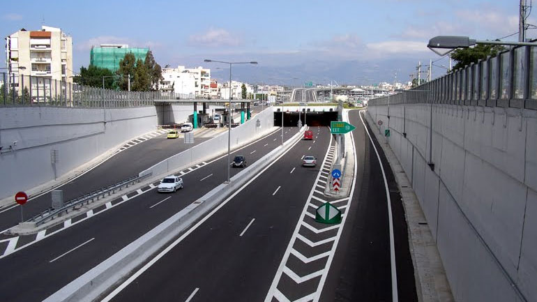 Βυτιοφόρο έπιασε φωτιά στην Αττική Οδό