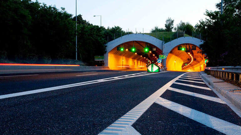 Ομαλοποιείται η κατάσταση στην Αττική Οδό – Υπό έλεγχο η φωτιά σε βυτιοφόρο