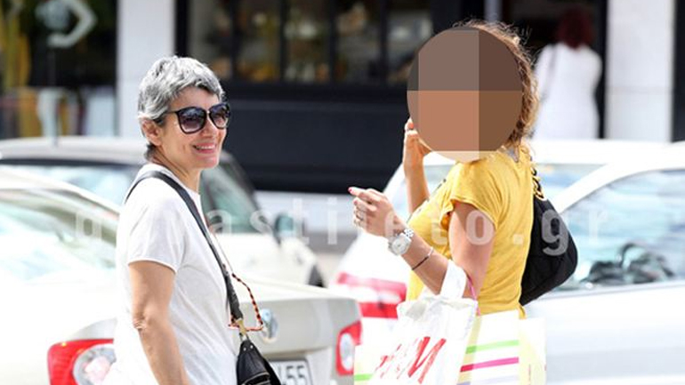 Μαντέψτε ποιας Ελληνίδας τραγουδίστριας μητέρα είναι η κυρία της φωτογραφίας