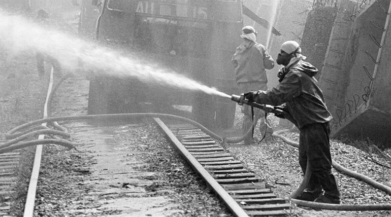 Οι πυροσβέστες που έφτασαν σύντομα στο εργοστάσιο, σε μια προσπάθεια να σβήσουν την πυρκαγιά δεν φορούσαν τις ενδεδειγμένες για την περίσταση στολές προστασίας. Με πλήρη άγνοια των κινδύνων που αντιμετώπιζαν