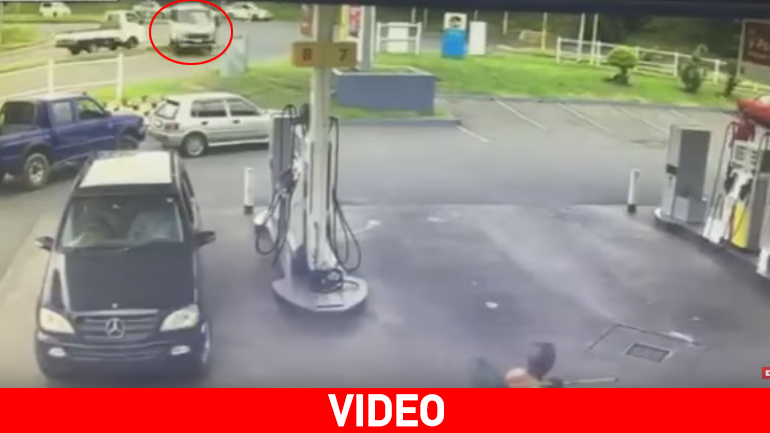 Αυτοκίνητο εκτός ελέγχου «μπουκάρει» σε βενζινάδικο