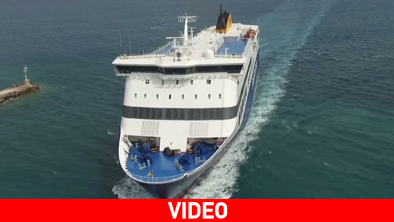 H μανούβρα του «Blue Star 1» στο λιμάνι της Χίου