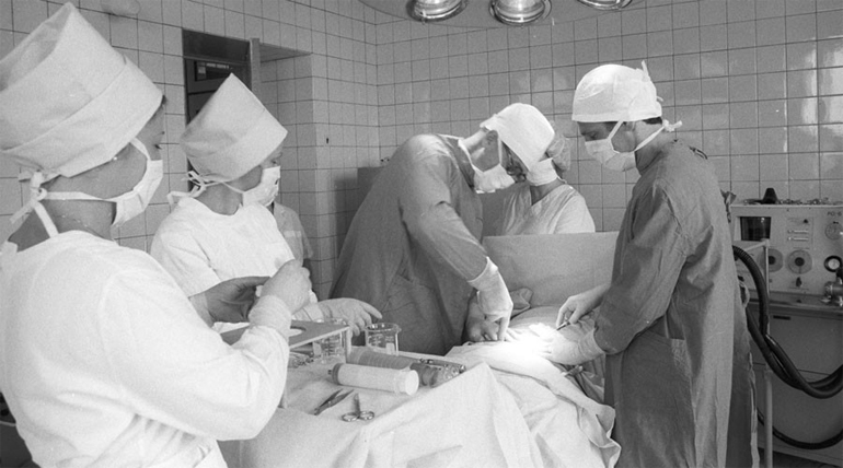 O Αμερικάνος ιατρός Robert Gale κατά την διάρκεια εγχείρησης ενός από τα θύματα του Τσερνόμπιλ