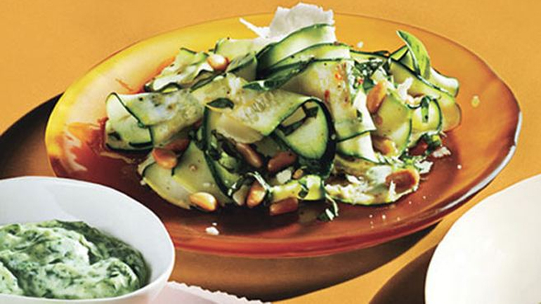 Δροσερή σαλάτα με κολοκυθάκια