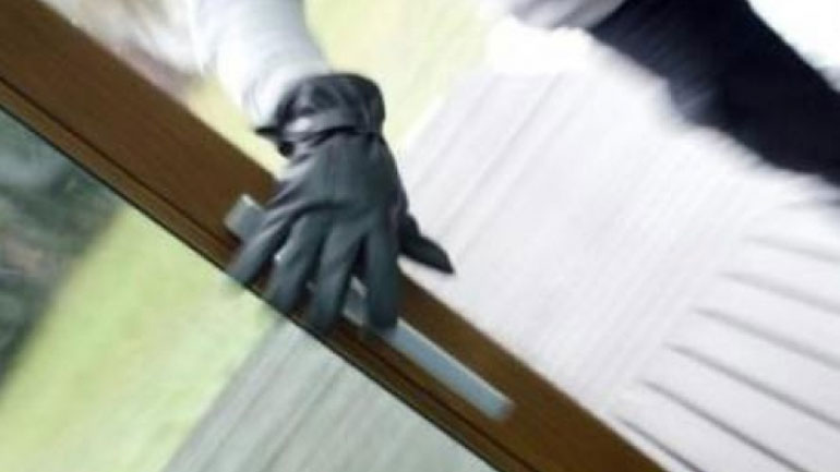 Πάτρα: Θεολόγος συζούσε με νεαρό και «άδειαζε» σπίτια