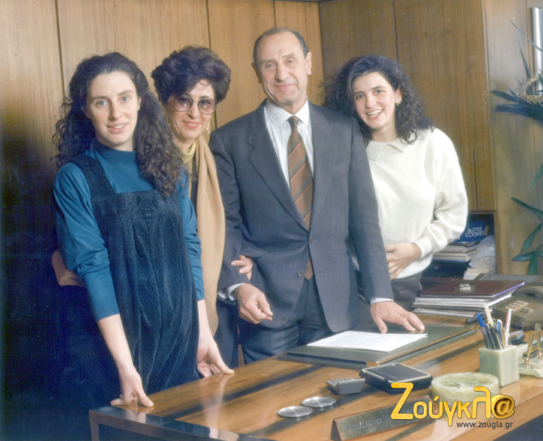 Οικογενειακές στιγμές. Από αριστερά: Αννίτα, Μαρίνα, Βασίλης και Ντένι Θεοχαράκη...