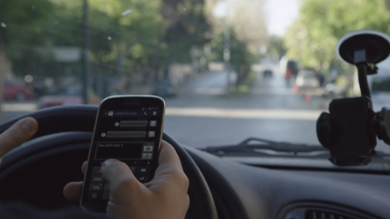 «Πρόσεχε το δρόμο, όχι το κινητό» αλλιώς θα την… πάθεις