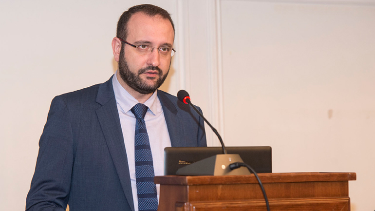 Από την Ολομέλεια στο μαιευτήριο