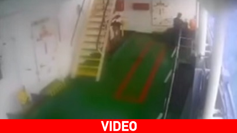 Nαυτικοί παρασύρονται από τα μανιασμένα κύματα