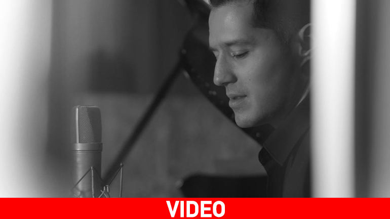 Ο Αδάμ Τσαρούχης τραγουδά Ανδριάνα Μπάμπαλη